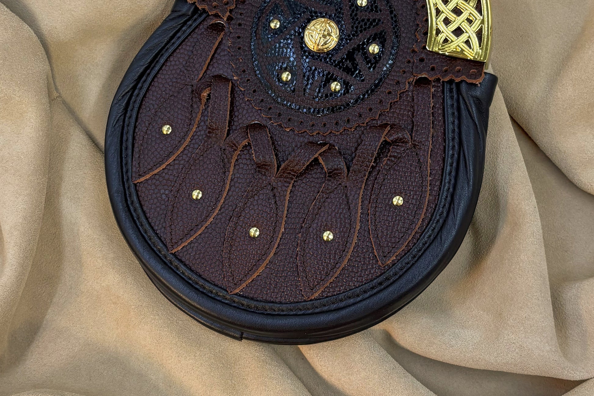 Brown hunting sporran with gilt hardware