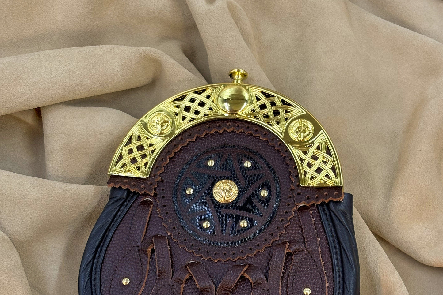 Brown hunting sporran with gilt hardware