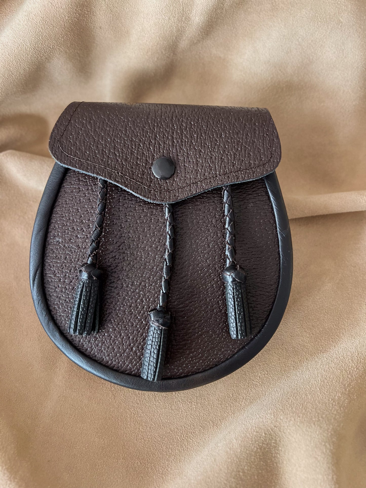 Brown leather day sporran with 3 black leather tassels