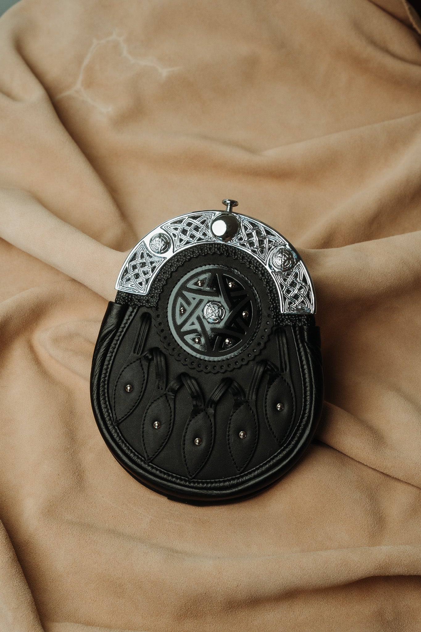 hunting sporran version features the standard 5 smooth leather petals, chrome cantle with celtic knotwork and a center targe with embossed Celtic artwork
